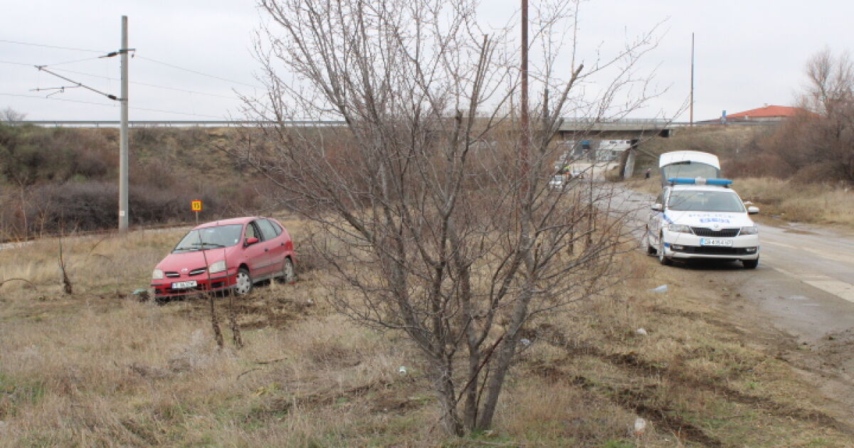 Автомобил край Благоевград, изкорени дърво и се преобърна, предаде БГНЕС.
