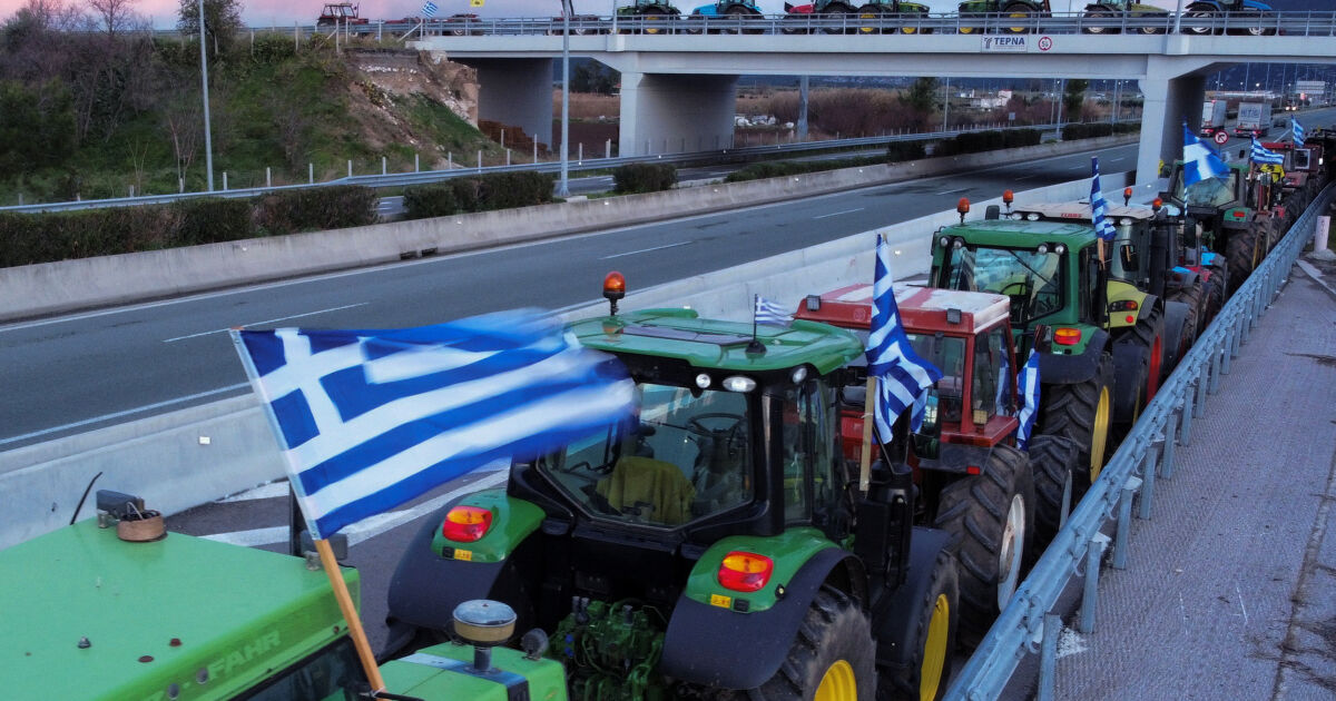 Гръцките фермери излязоха на протест. Те блокират централни артерии за