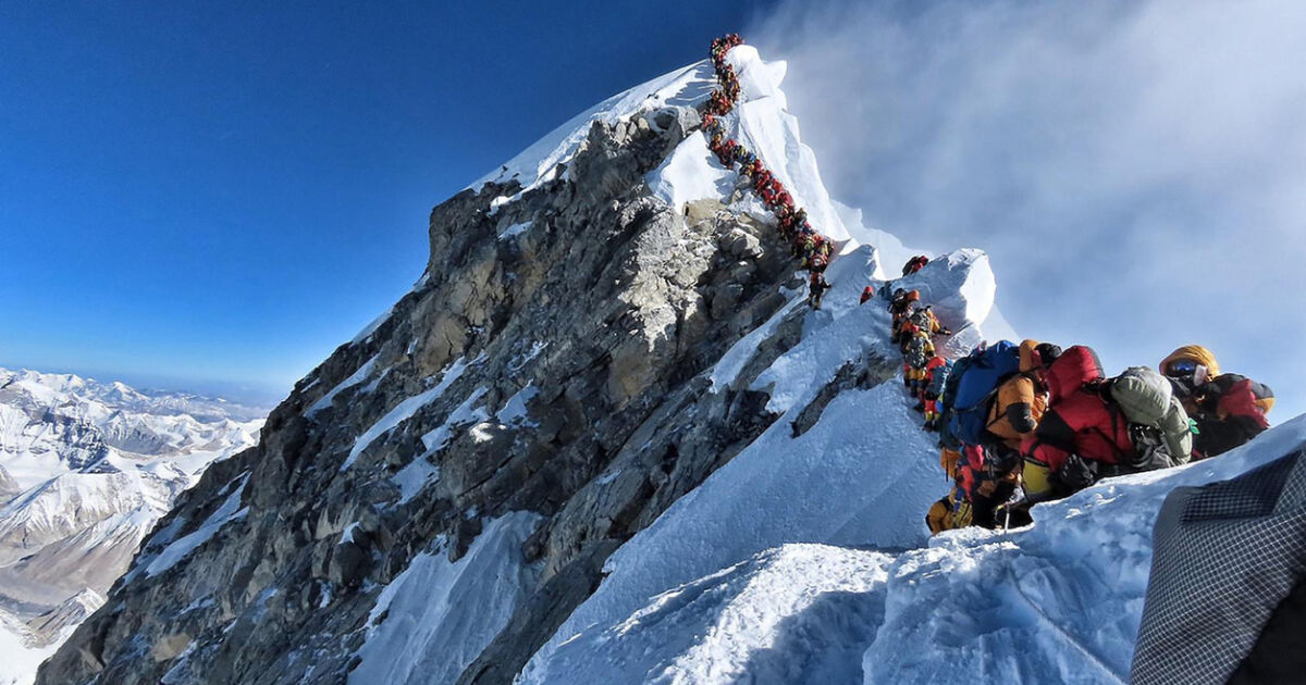 Хората, които изкачват връх Еверест, използват природата, за да отидат