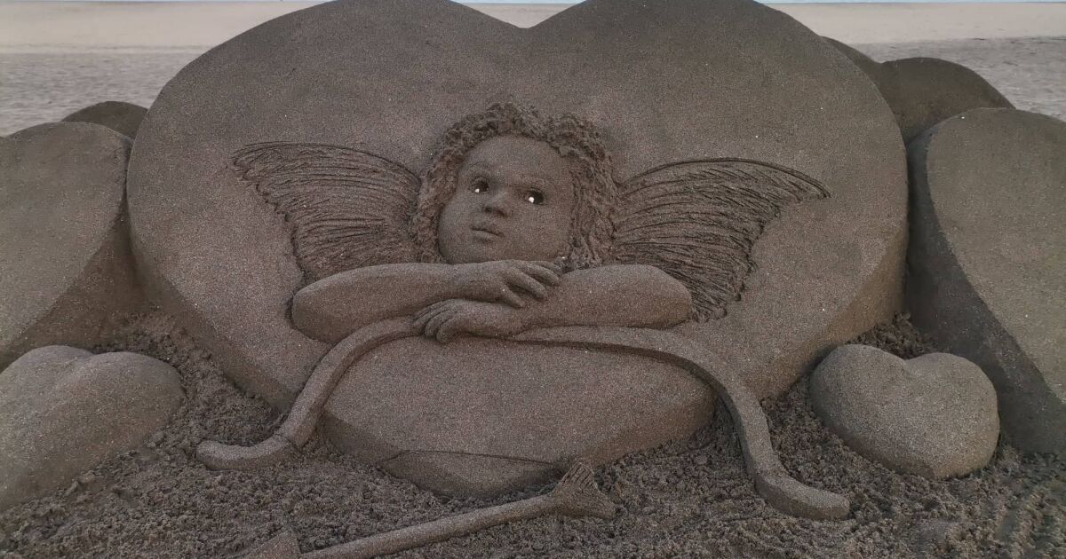 Пясъчна скулптура на Купидон се появи на плажа в Бургас