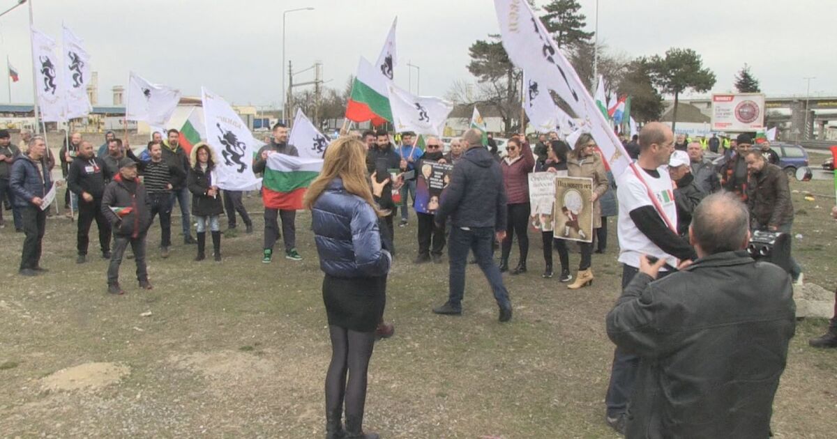 Членове и симпатизанти на партия Възраждане“ блокираха и граничния пункт