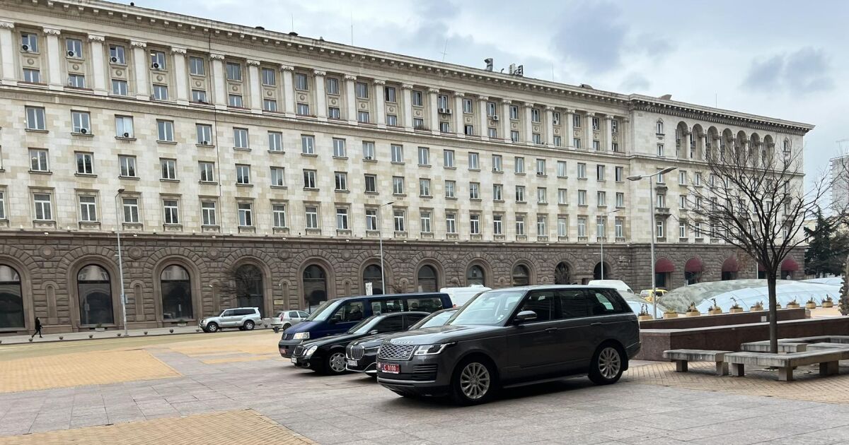Премиерът Николай Денков и вицепремиерът Мария Габриел се срещнаха с