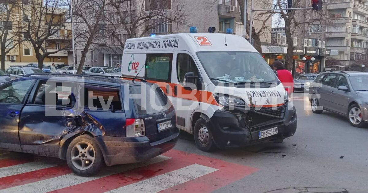 Катастрофа между автомобил и линейка в центъра на Стара Загора.