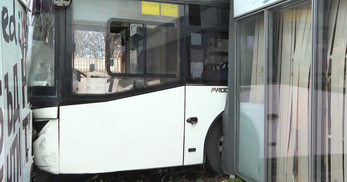 Автобус на градския транспорт блъсна три коли и будка за