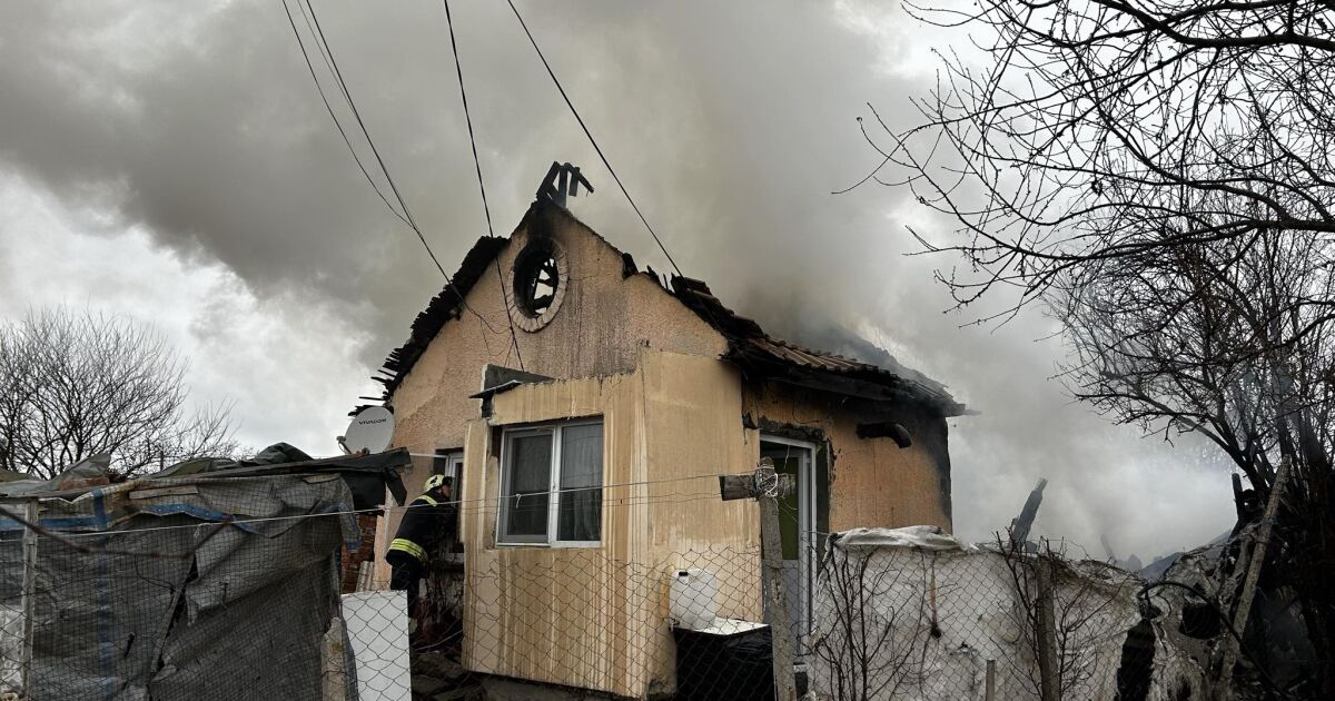 Пожар изпепели къща във вилна зона Орфей в Хасково тази