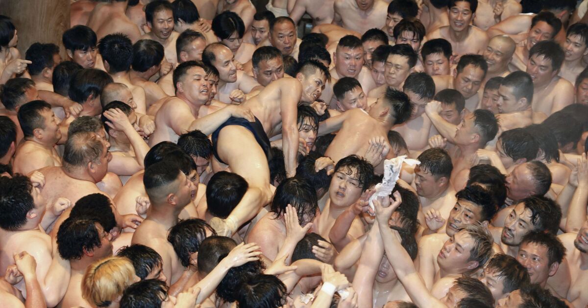Ритуалът Somin-sai в Япония, по-известен като фестивал на голите мъже,