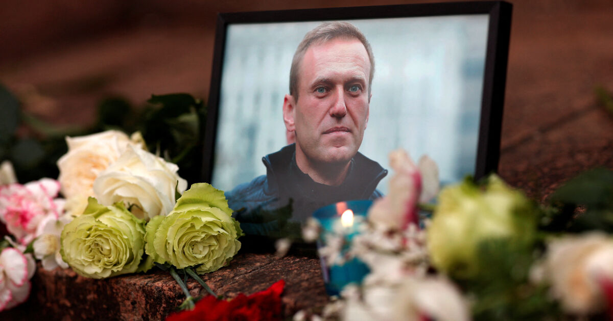 Семейството, както и стотици поддръжници на Алексей Навални отдадоха почит на главния