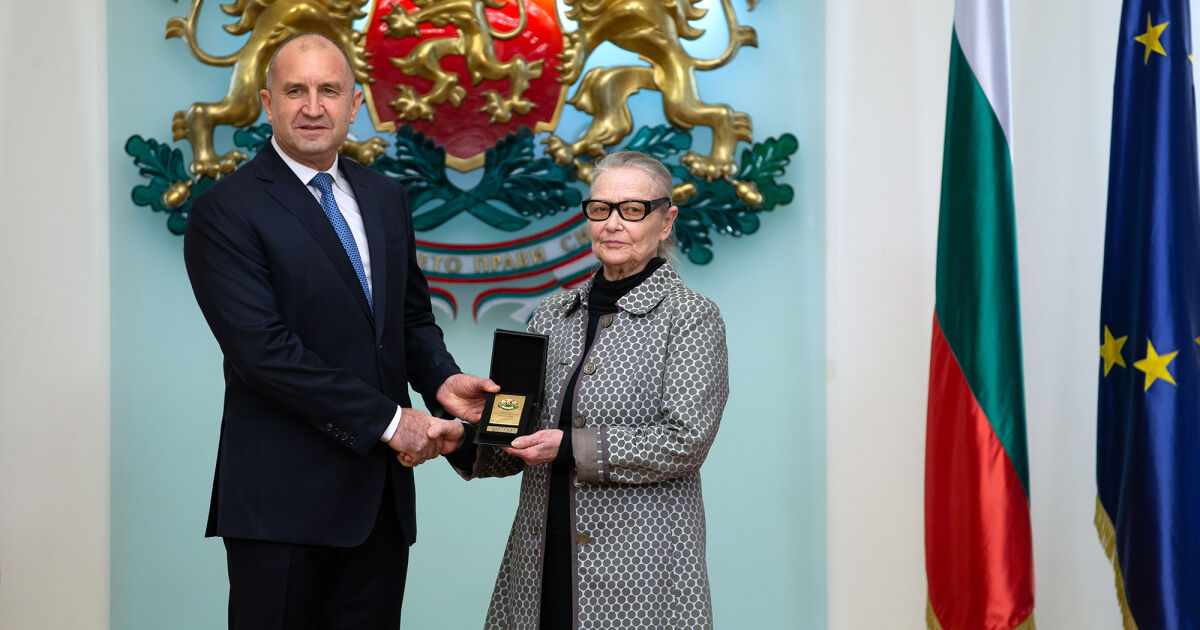 По повод 80-годишния ѝ юбилей Цветана Манева е удостоена с Почтния
