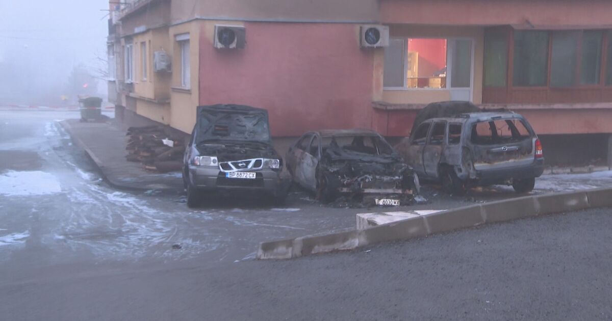 В Мездра три автомобила изгоряха при пожар. Стигна се и
