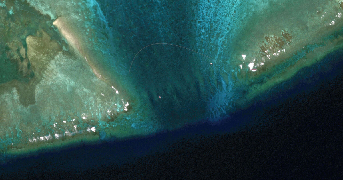 Сателитни изображения на горещо оспорваната плитчина Скарбъро в Южнокитайско море