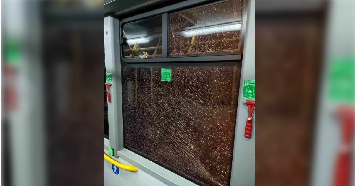 Автобус на градския транспорт в Добрич е бил обстрелван с