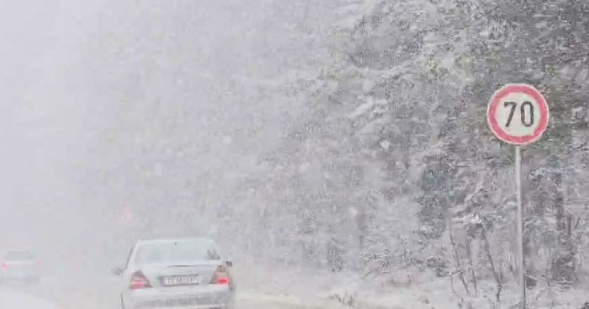 Движението на камиони над 12 тона по пътя Симитли -