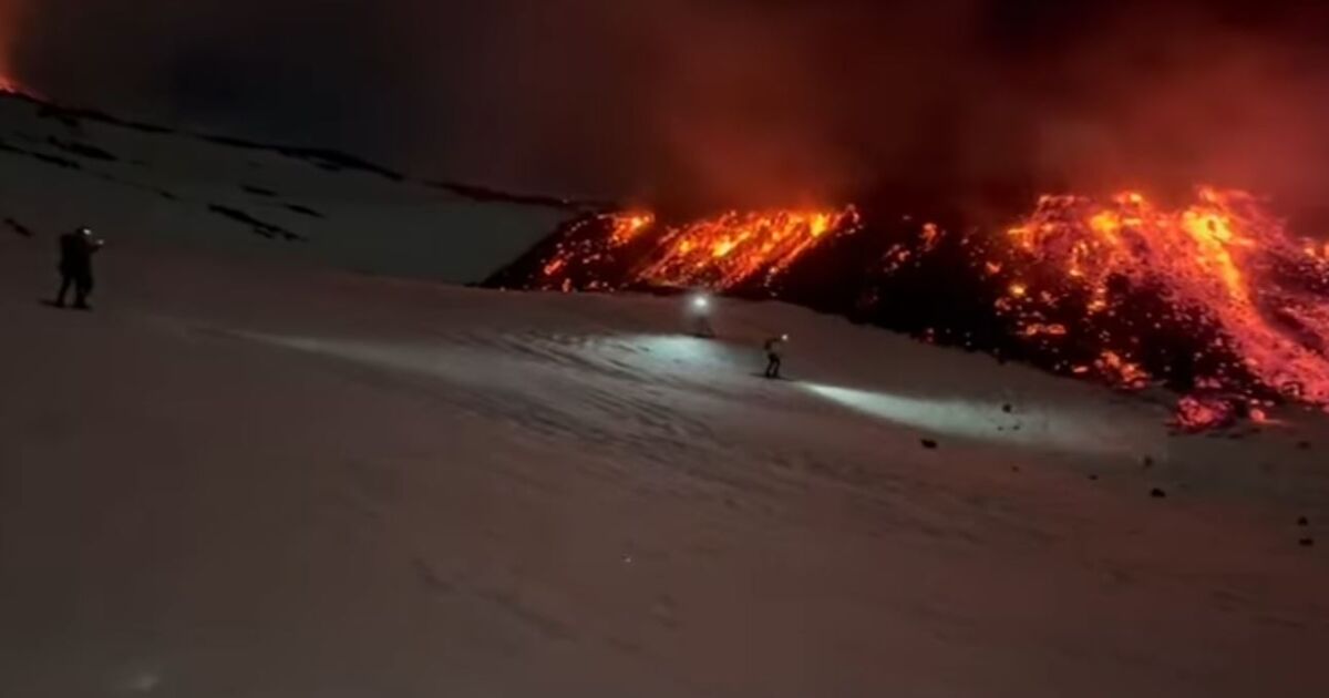 Вече четири дни най-голямото летище в Сицилия е блокирано. Пепелта