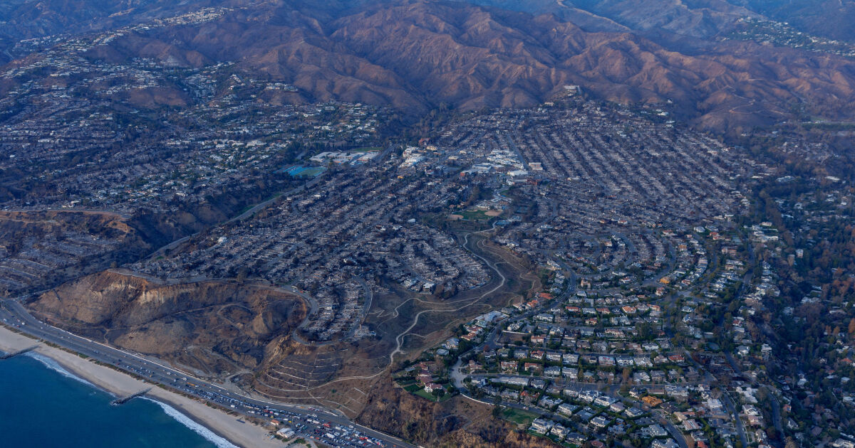Повече от месец след опустошителните пожари в Лос Анджелис водата по крайбрежието