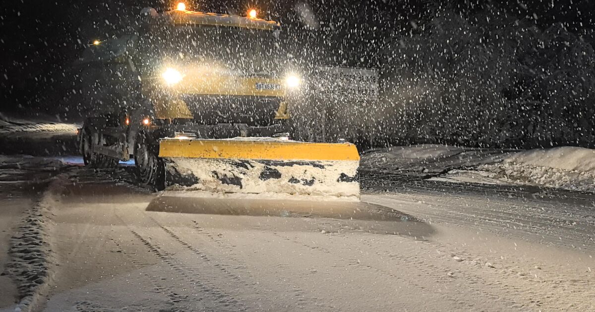 Продължава да вали сняг в по-голяма част от страната. Снежната