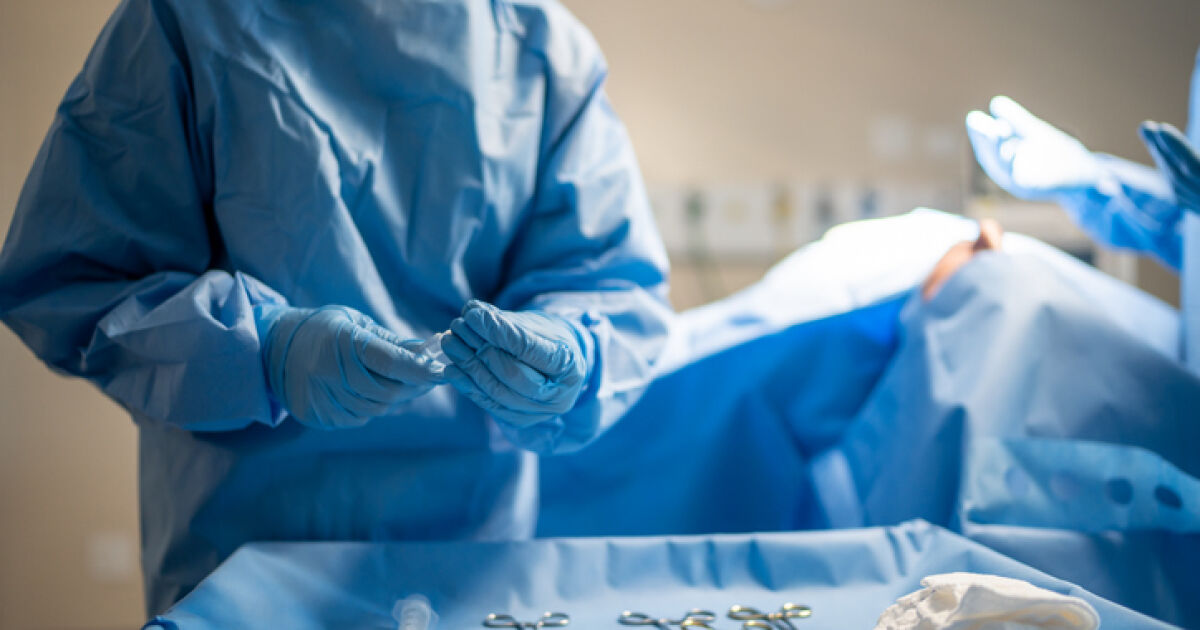 Лекари от болницата в Благоевград спасиха ръката на млад мъж,