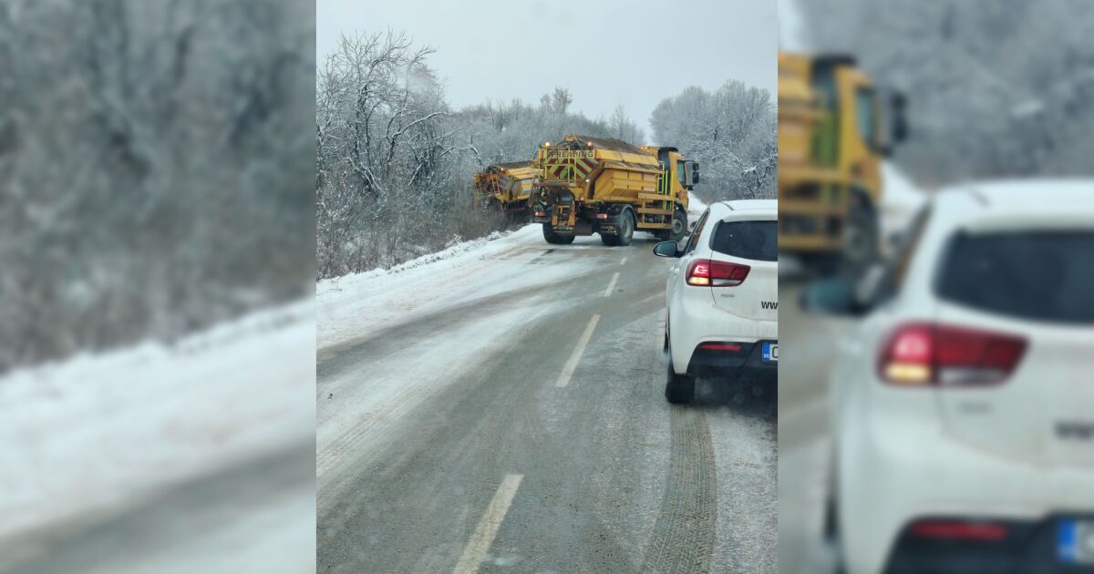 Машина за опесъчаване и чистене на пътищата аварира по пътя