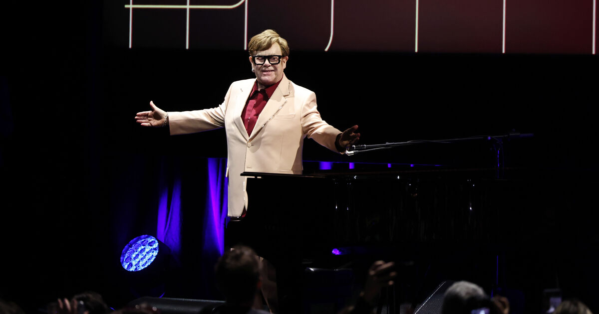 Елтън Джон е не само една от най-големите музикални икони