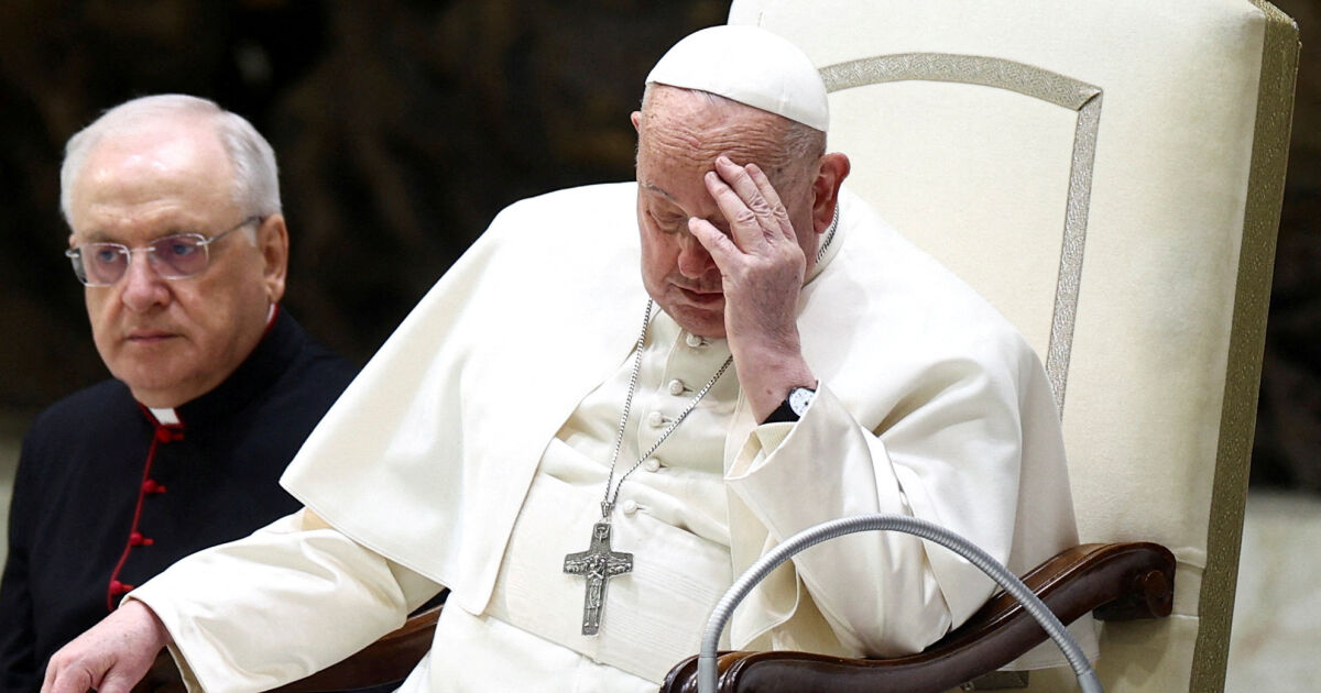 Папа Франциск е диагностициран с двустранна пневмония, а последните лабораторни