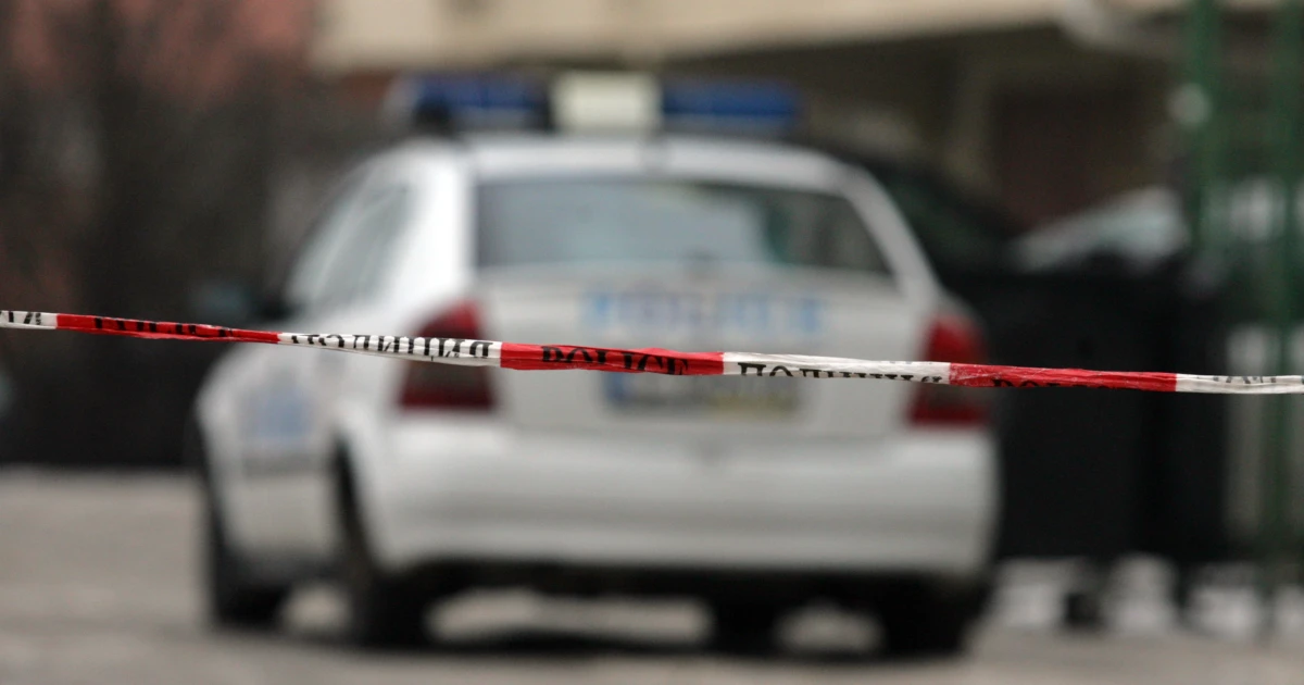 В Плевен мъж нападна автомобил на районния съд. 33-годишният се