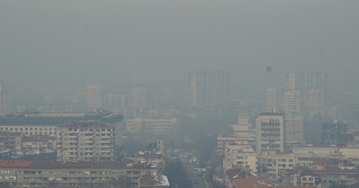 Мръсен въздух и мъгла в столицата днес. На места измервателните