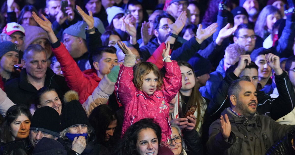 Хиляди посрещнаха 2023 година с новогодишния концерт , който Столична
