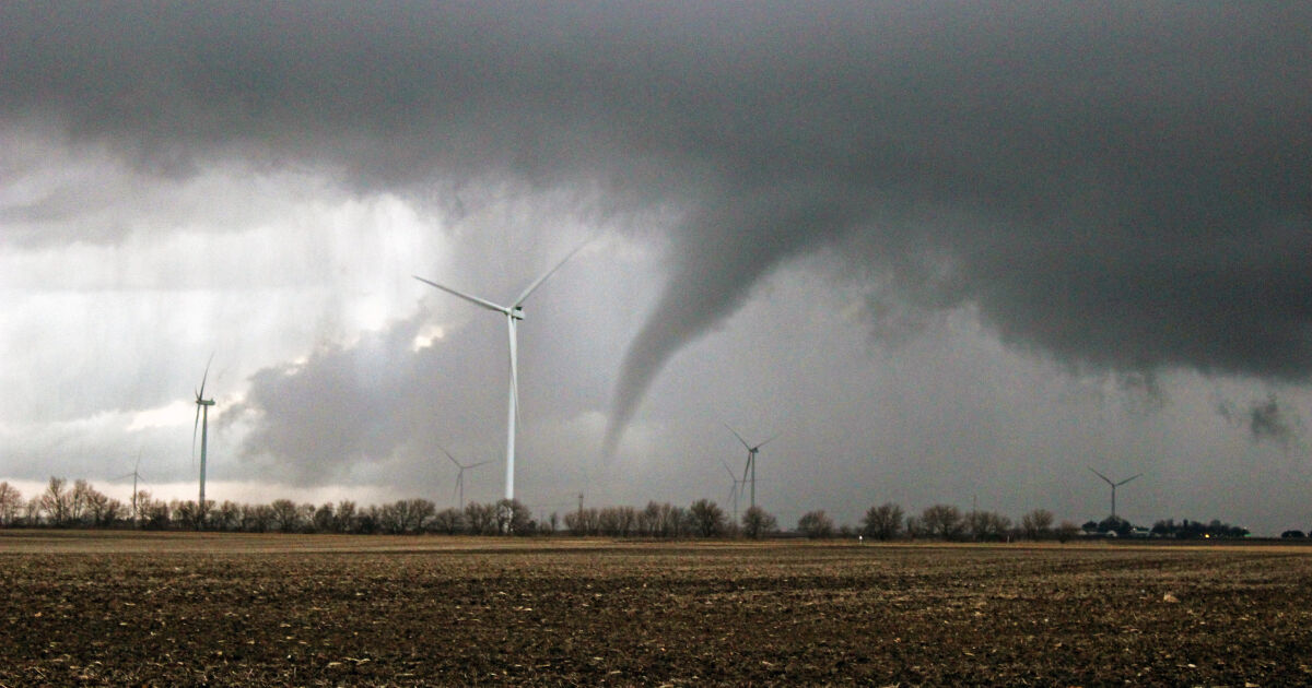 Торнадо мина през поле с ветрогенератори в окръг Мейкън в