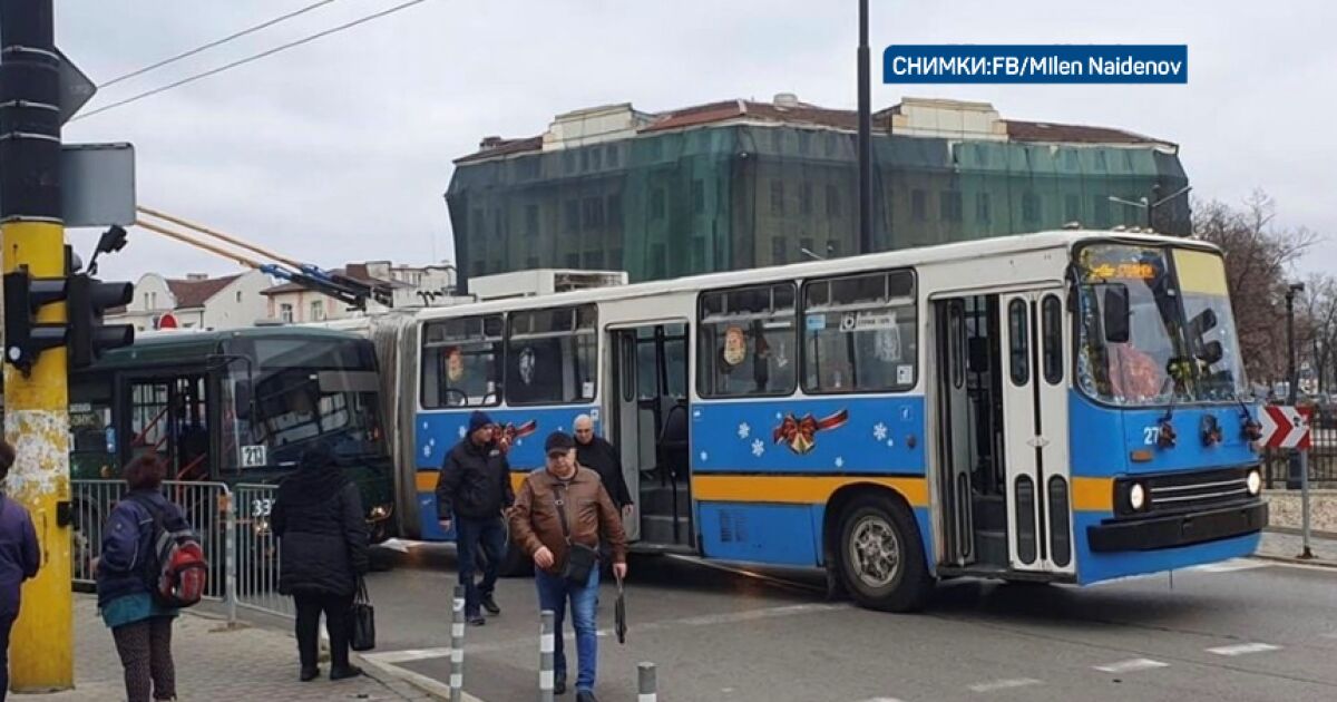 Тролей и автобус и блокираха движението на кръстовището на Лъвов