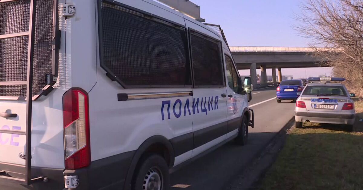 Бус с 43-ма мигранти е задържан на автомагистрала Тракия, съобщиха
