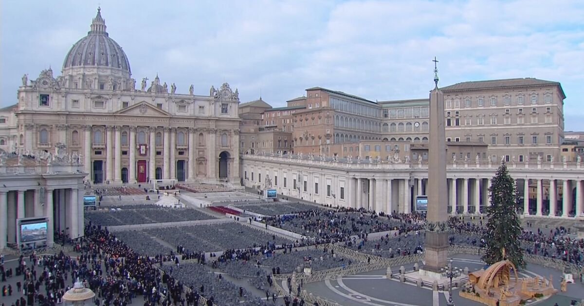 Преди минути приключи заупокойната литургия за почетния папа Бенедикт XVI.