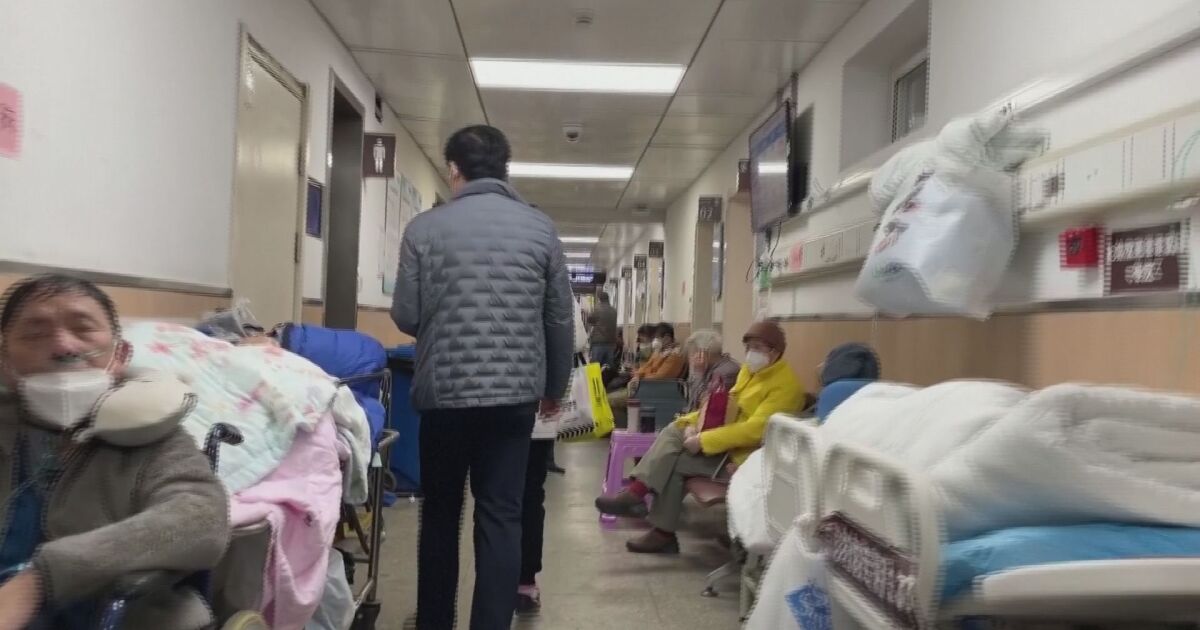 Болниците в са препълнени с пациенти. Хора лежат на легла