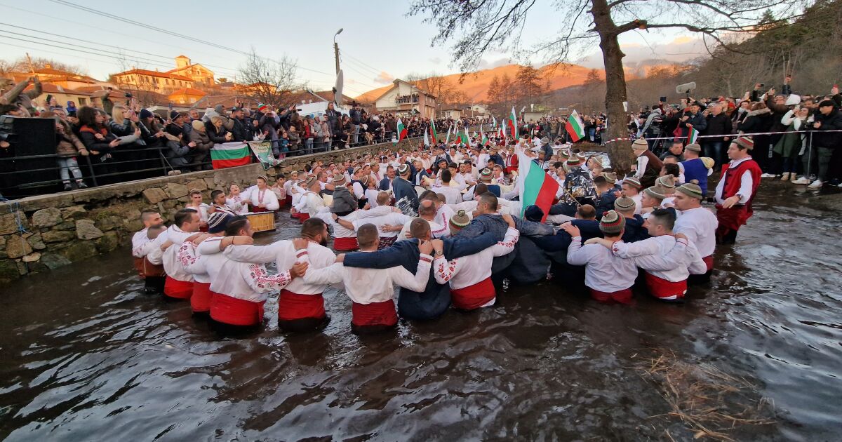 Богоявление е! Стотици българи се хвърлиха във водите в цялата