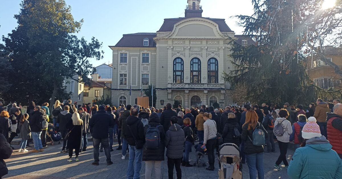 Протест в Пловдив заради съдбата на . Стотици се събраха