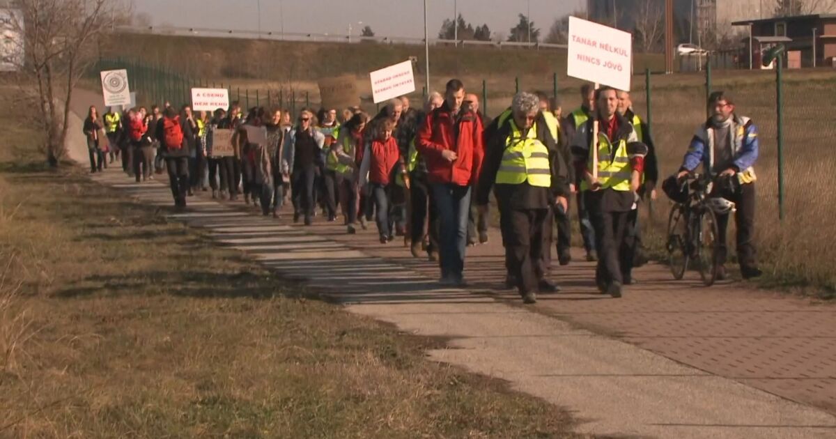 В Унгария учители изминаха 180 километра пеша, за да привлекат
