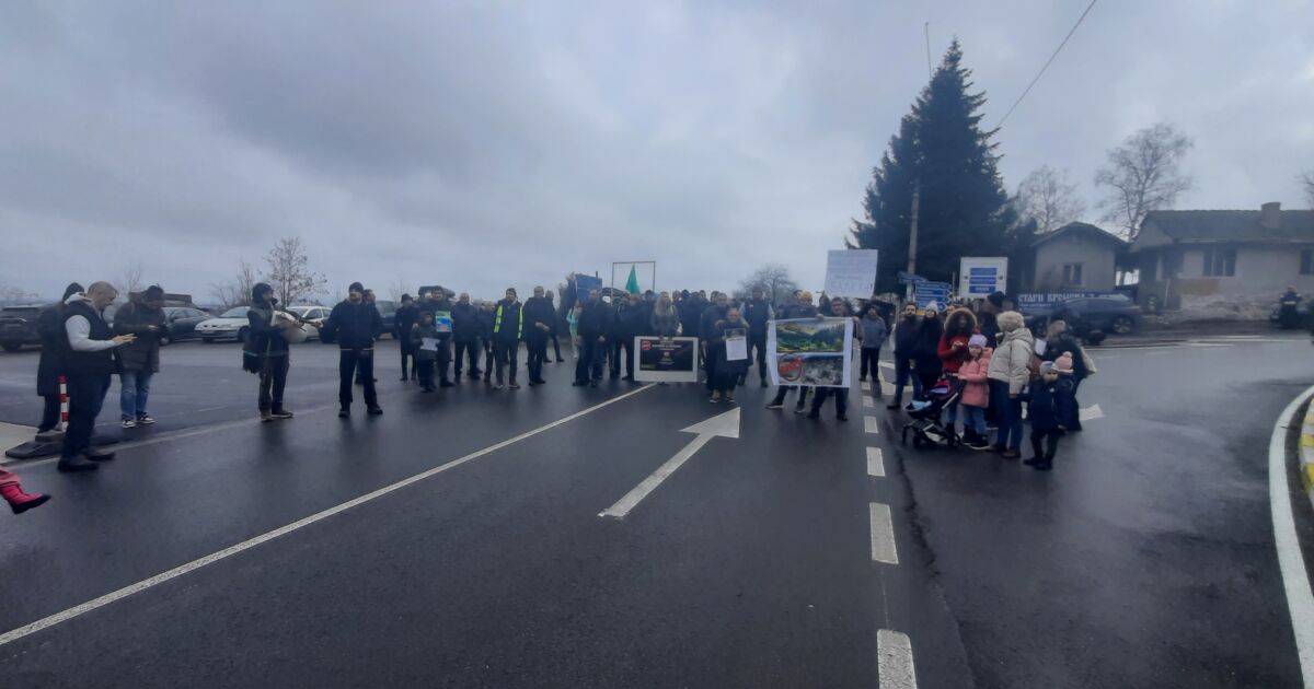 Стотици се включиха в блокадата на главния път Пловдив-Кърджали на