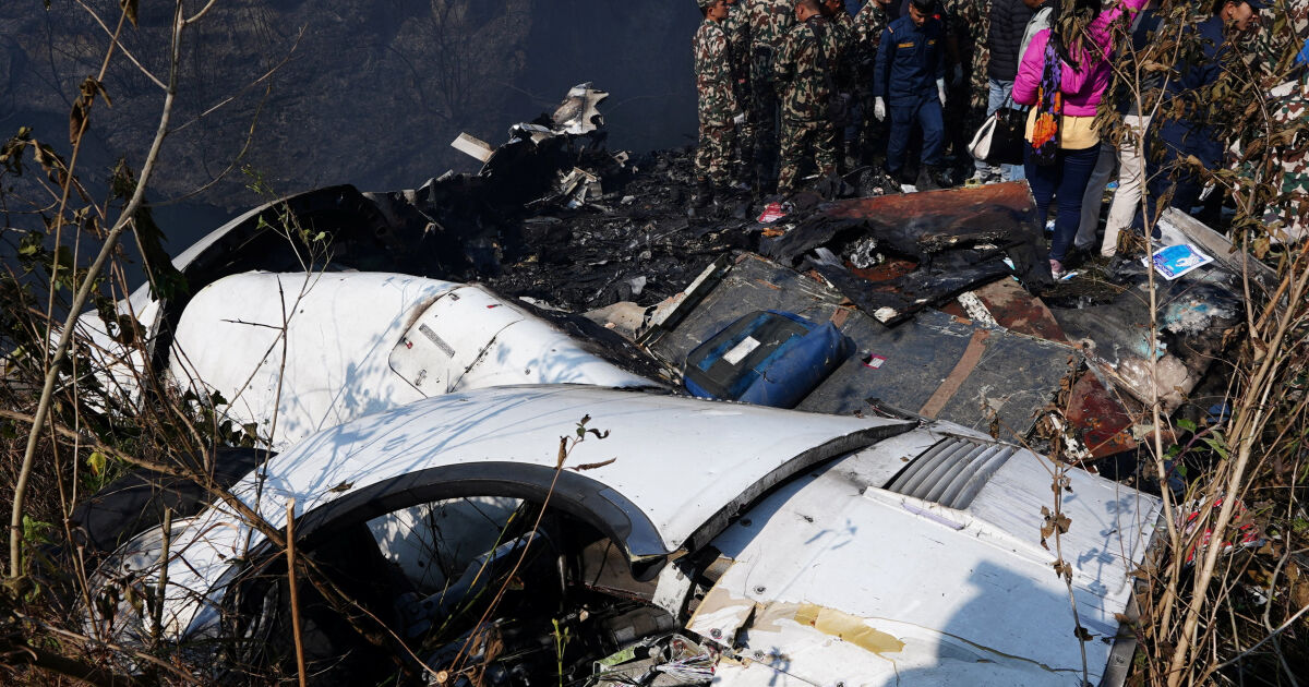 Пътнически самолет се разби в град Покхара, разположен в централната