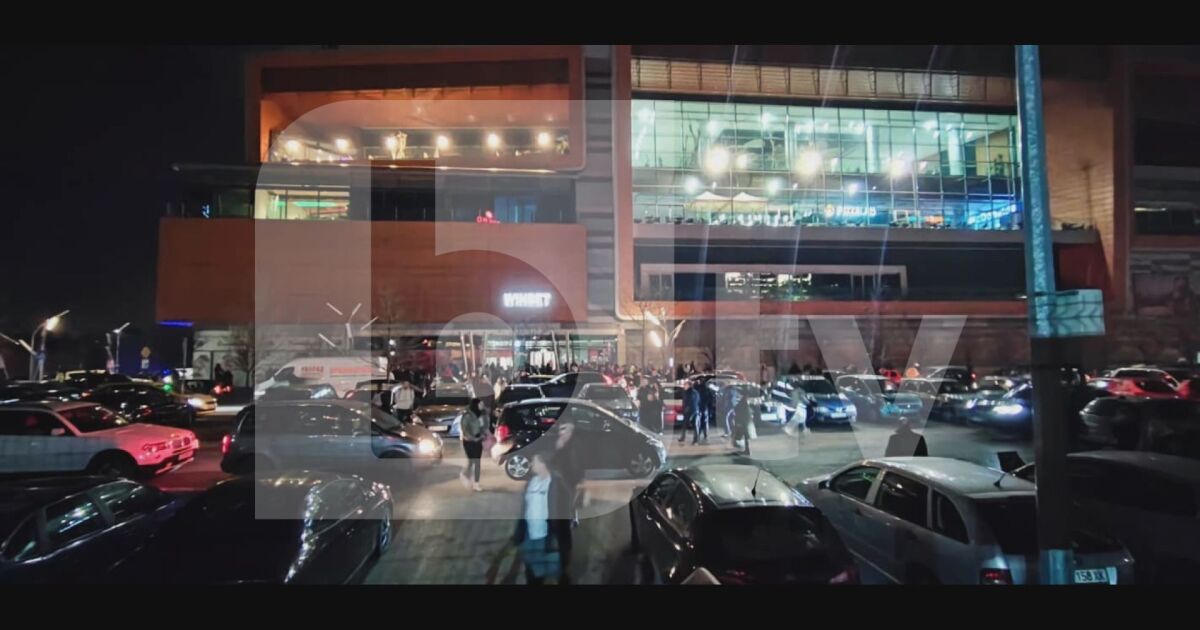 Посетителите на мол Парадайс са били евакуирани тази вечер, научи