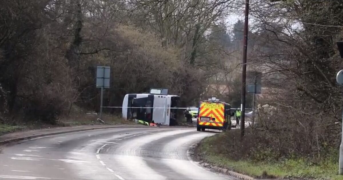 Двуетажен , превозващ работници, се обърна на заледен път в
