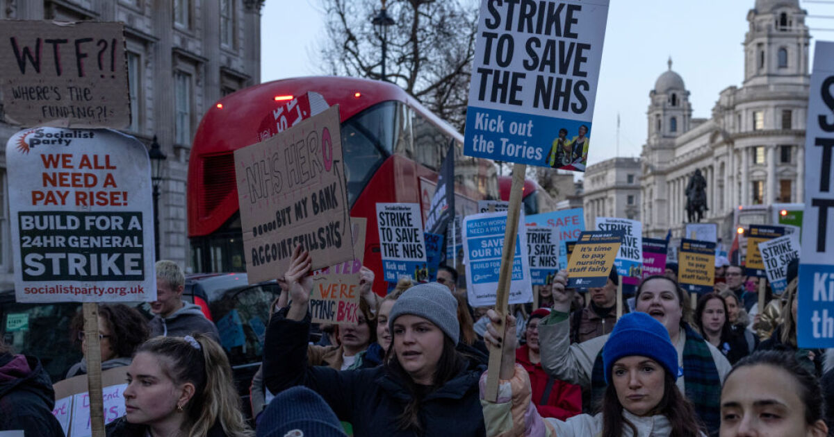 Медицинските сестри във започнаха двудневна стачка заради ниското си заплащане.