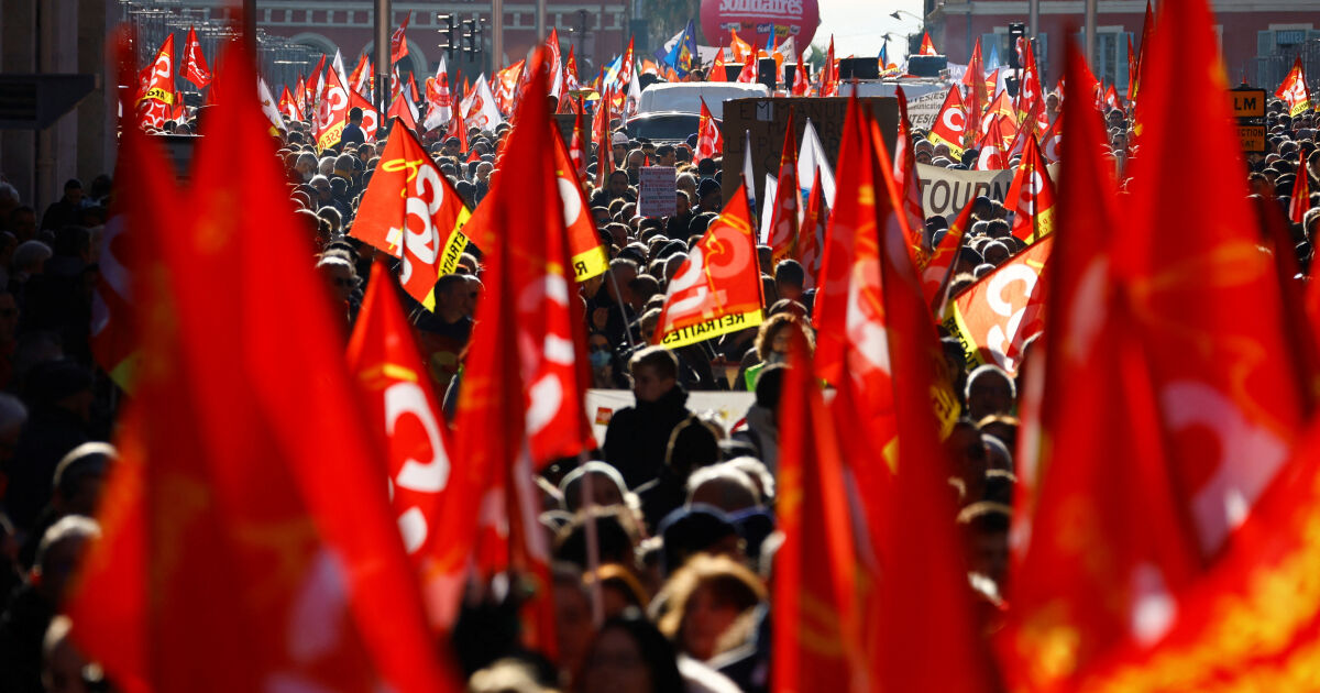 Стачки обхванаха Франция заради готвената реформа на президента Макрон в