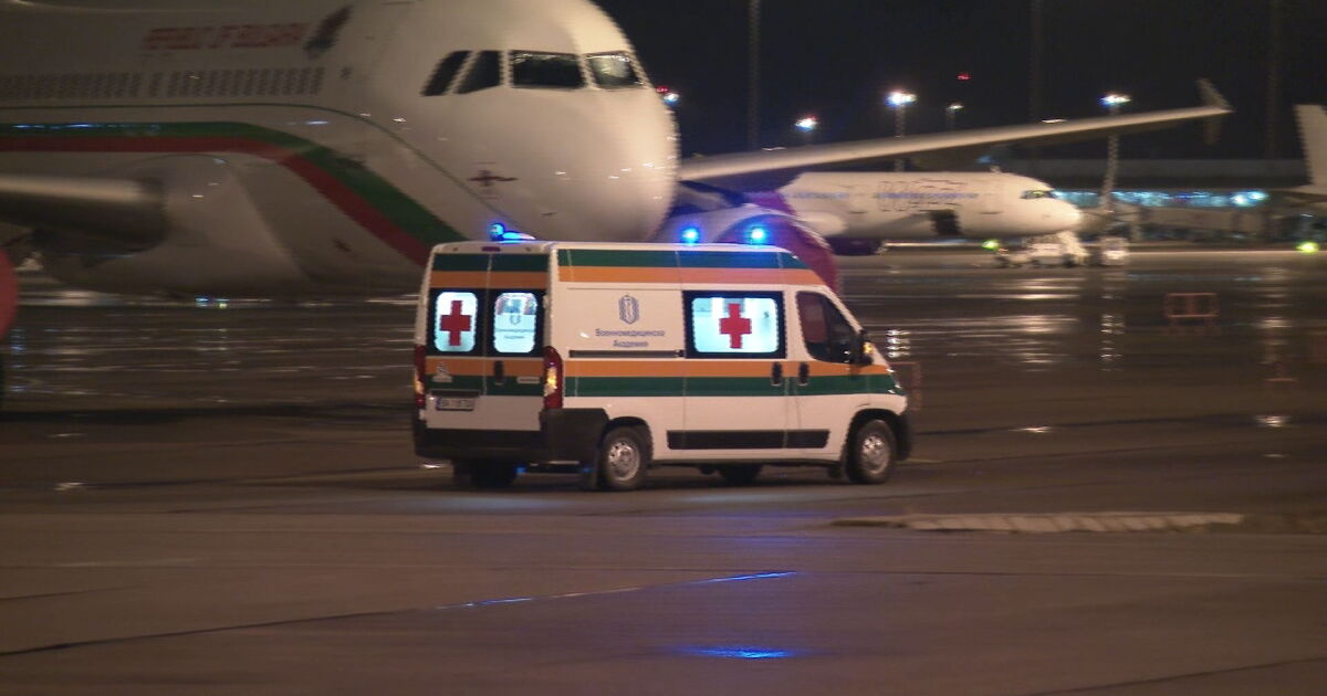 Правителственият самолет Фалкон с пребития в Охрид българин каца на