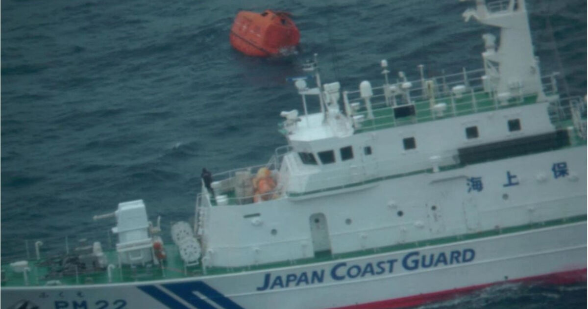 Спасителна акция в Япония, след като товарен кораб се обърна.