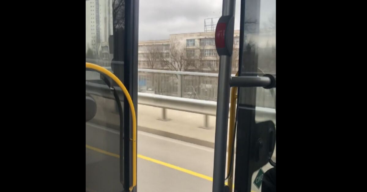 Автобус на по линия 310 се движи с отворени врати.