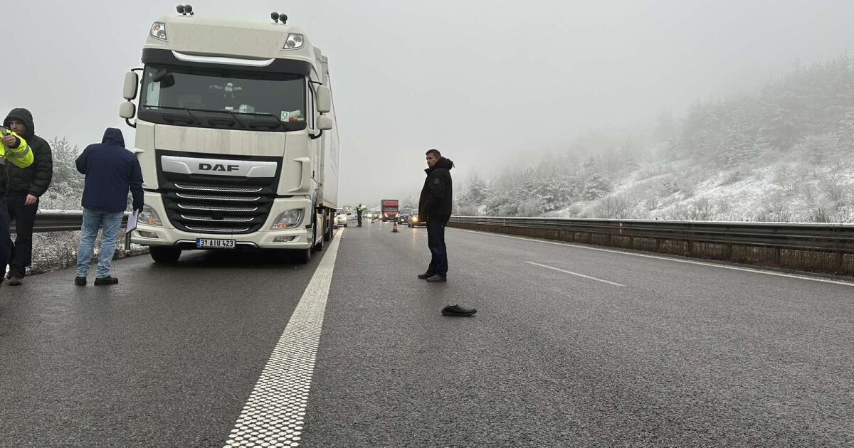 Тежка катастрофа на автомагистрала Тракия“ предизвика задръстване следобед. Шофьор на