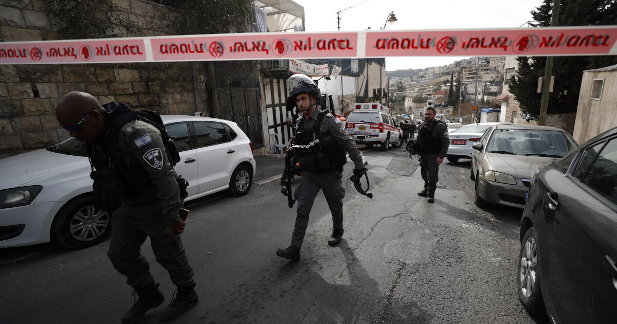 42-ма души са задържани за разпит след край синагога в