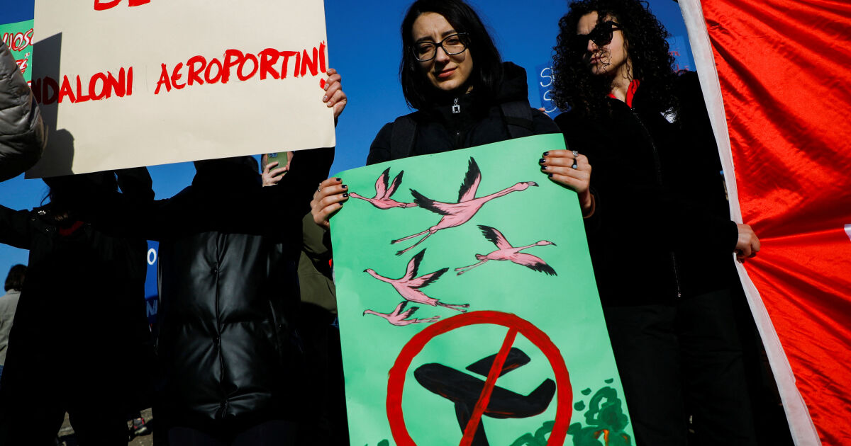 Протест в защита на дивата природа в Албания. са против