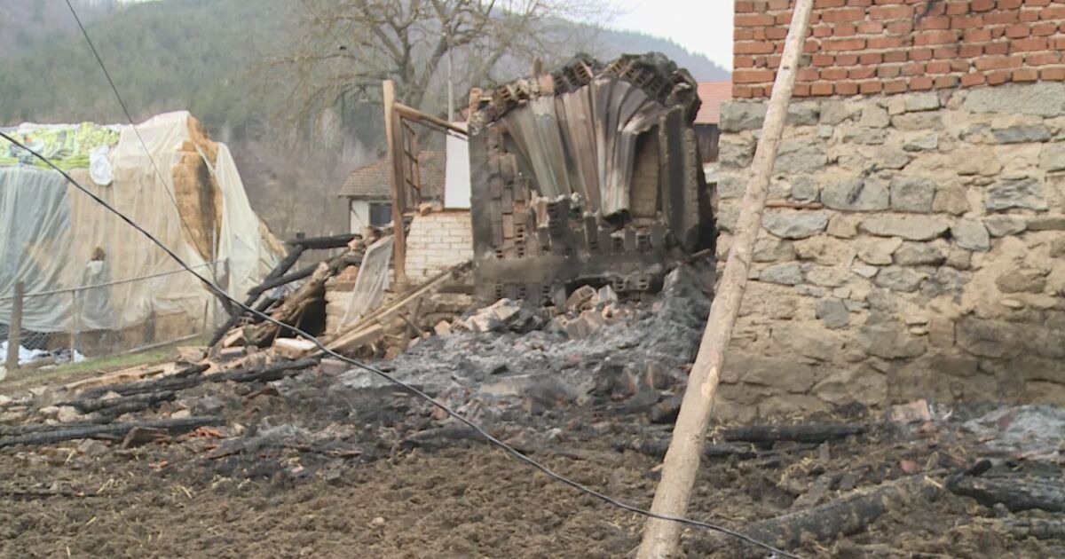 Пожар изпепели кравефермата на Сали Абдих от Якоруда. В огъня
