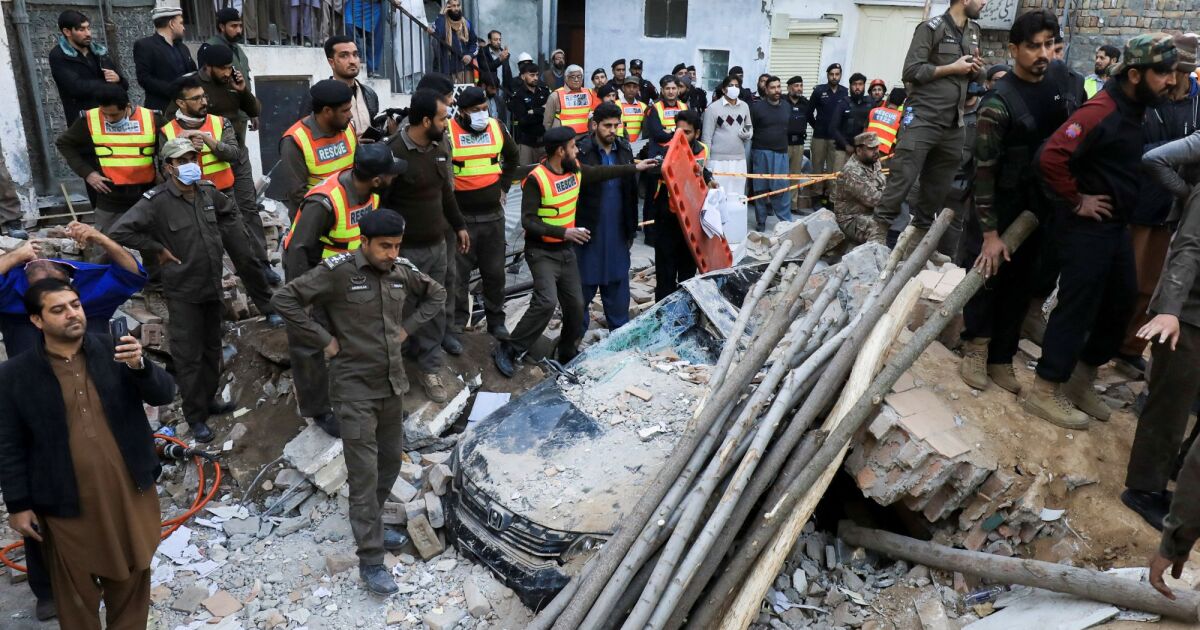 Най-малко 61 са вече жертвите на експлозията, станала днес в