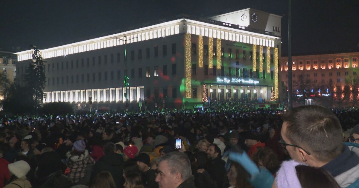 С много светлина и традиционни новогодишни концерти на открито посрещнаха