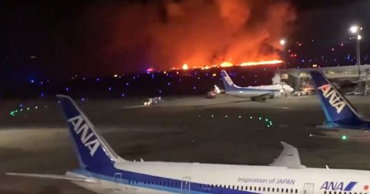 Самолет на японските авиолинии (Japan Airlines) бе обхванат в пламъци,